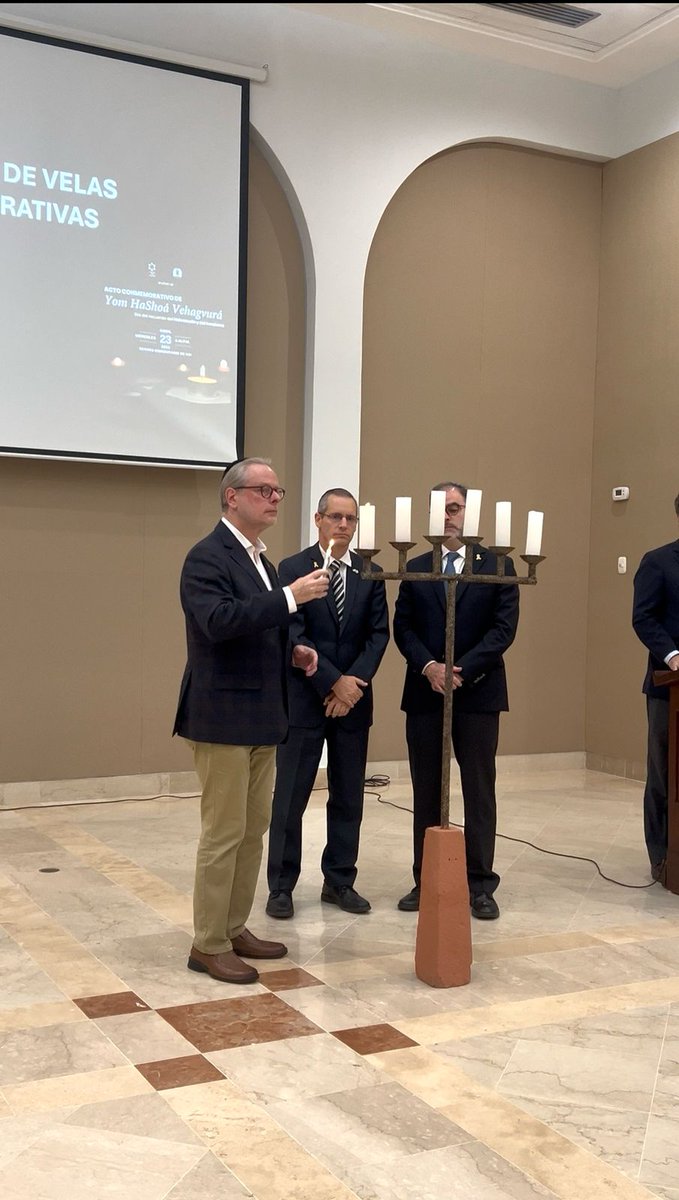 ItaiBardov's tweet image. Mientras conmemoramos en Israel y en todo el mundo el Día de Conmemoración del Holocausto, en honor a la memoria de los seis millones de judíos asesinados durante la Shoá, participé en emotivas ceremonias junto con la comunidad judía en las sinagogas Kol Shearith Israel y…