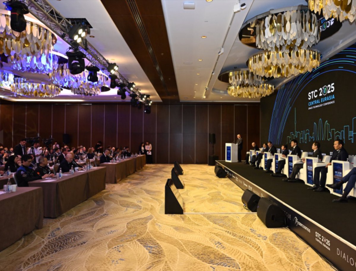 AzAmbassadeFr's tweet photo. 🛰️L’#Azerbaïdjan accueille une conférence internationale sur les technologies #spatiales -“Space Technology Conference” (#STC2025)
Les travaux de la conférence sur les technologies spatiales, organisée par l’Agence spatiale azerbaïdjanaise-@Azercosmos1 ,se sont ouverts aujourd’hui à #Bakou, avec la participation de plus de 400 représentants issus de 112 institutions et organisations spécialisées dans le domaine spatial, en provenance de 35 pays.
Cette conférence, qui se tient sur 2 jours, constitue une plateforme internationale de haut niveau consacrée aux échanges sur les innovations spatiales les plus récentes. Elle aborde plusieurs thématiques majeures, notamment l’observation de la Terre à distance en appui au développement régional durable, le rôle croissant des communications satellitaires en Eurasie centrale, l’investissement dans l’industrie spatiale, ainsi que les solutions offertes par les technologies satellitaires pour répondre aux défis régionaux.