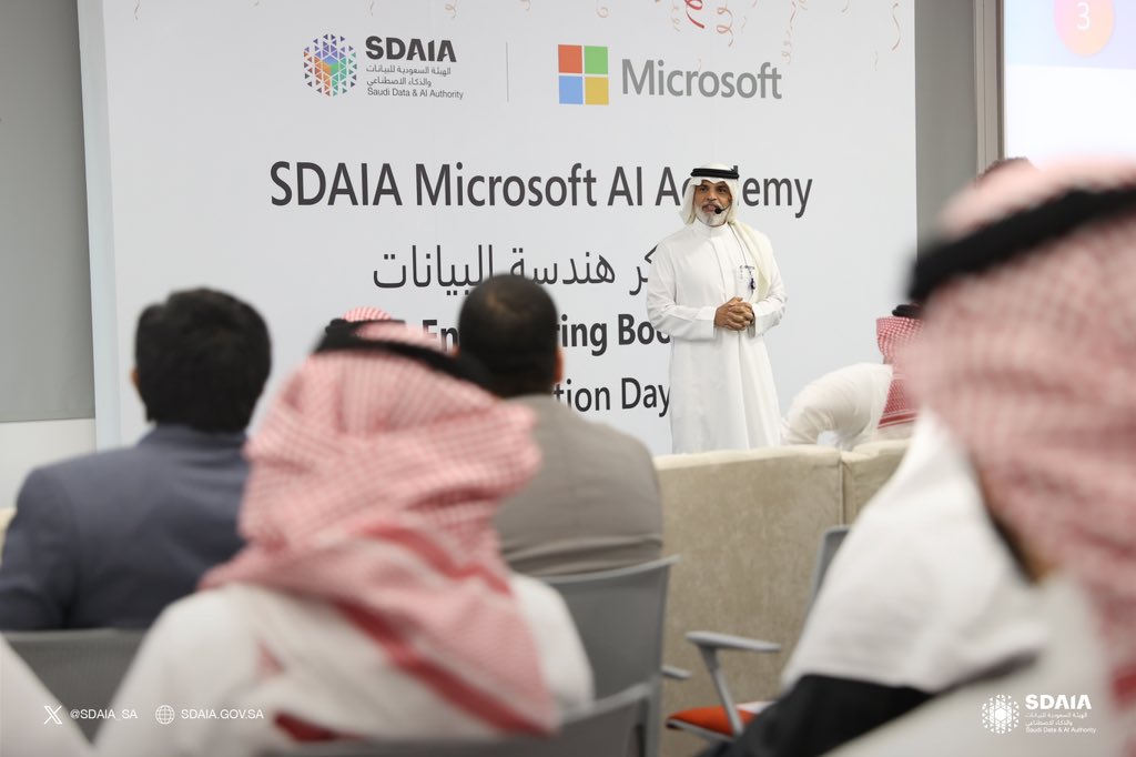SDAIA_SA's tweet image. في أجواء مليئة بالتعلّم والتفاعل، تبادل المشاركون في معسكر هندسة البيانات الذي نظمته #سدايا بالشراكة مع مايكروسوفت تجاربهم حول تطبيق المفاهيم المكتسبة عن واقع البيانات.