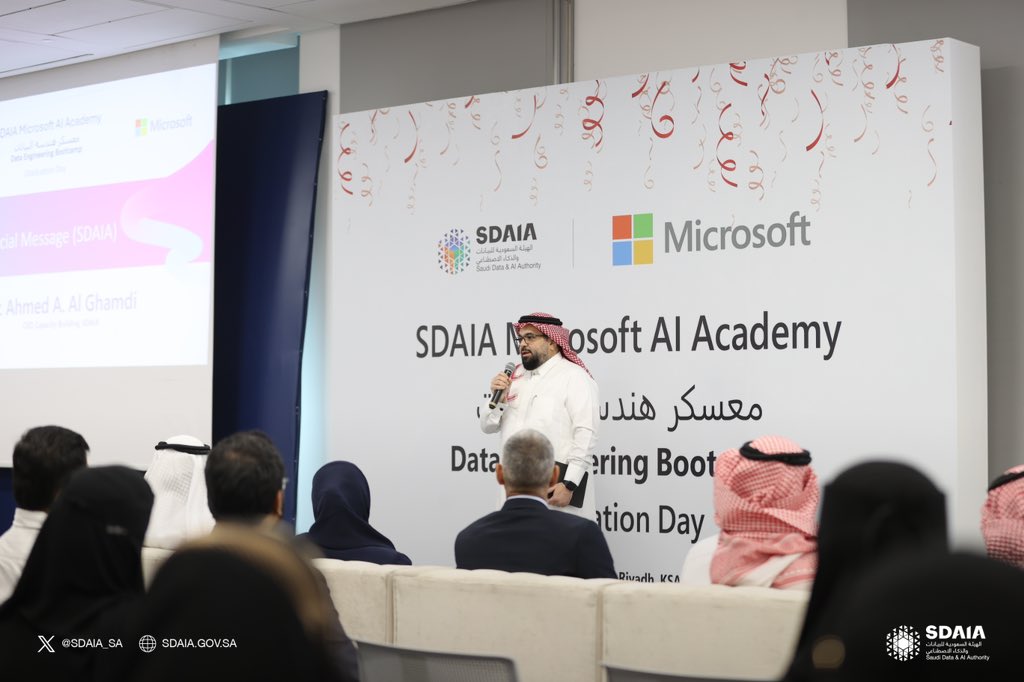 SDAIA_SA's tweet image. في أجواء مليئة بالتعلّم والتفاعل، تبادل المشاركون في معسكر هندسة البيانات الذي نظمته #سدايا بالشراكة مع مايكروسوفت تجاربهم حول تطبيق المفاهيم المكتسبة عن واقع البيانات.