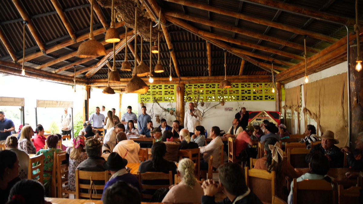 OscarBarretoTol's tweet photo. Hoy con la comunidad del #corregimiento7 de #Ibagué, en el #CañóndelCombeima, reafirmando nuestro compromiso con el trabajo en el territorio. Escuchar a la gente es esencial para liderar con sentido de pertenencia. @soyconservador
#SeguridadParaLaGente https://t.co/3kEwLNXab7