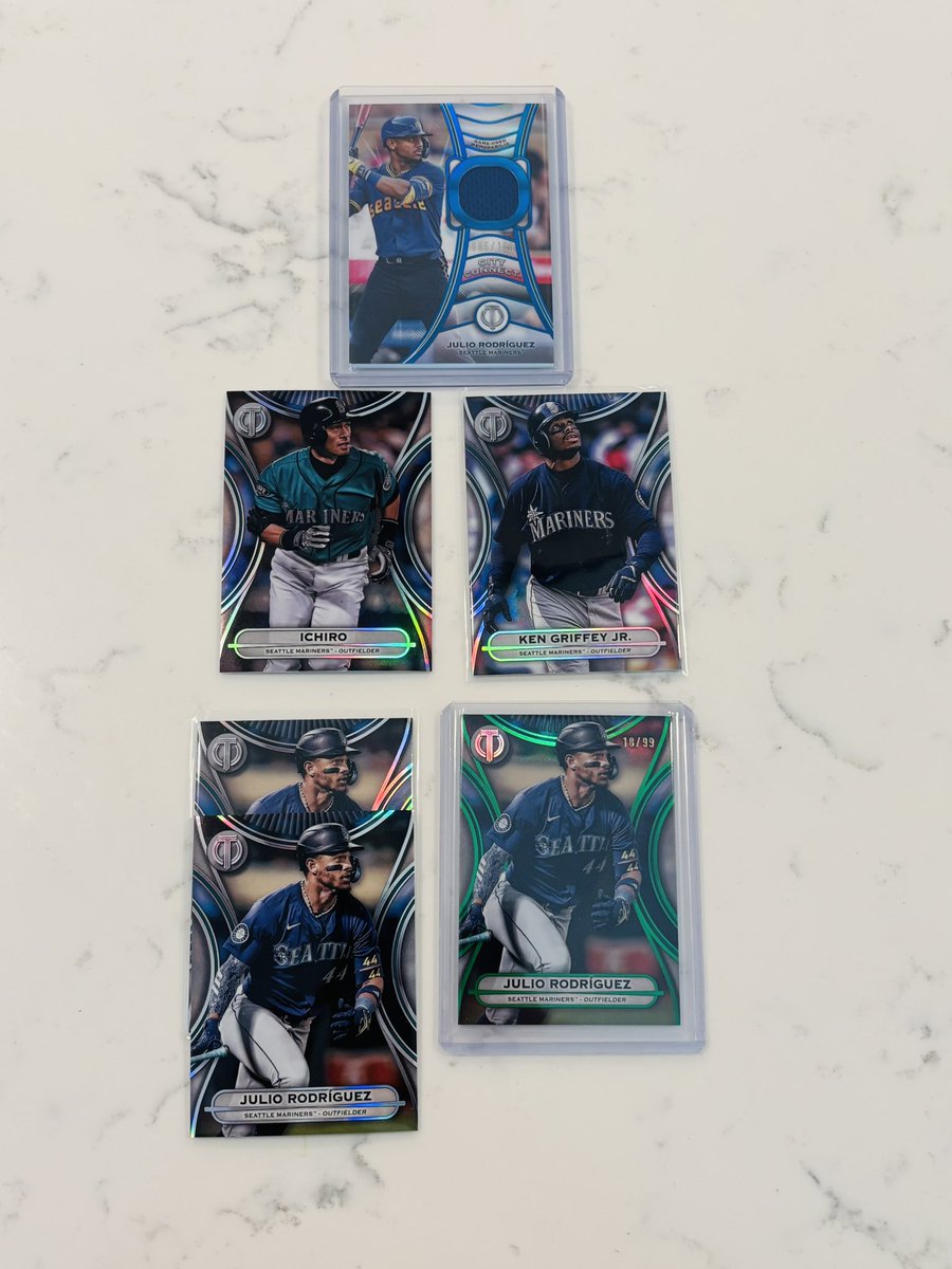 a_pep11's tweet photo. Topps Tribute double case break #Maildays from @OnWiscardsin @rdaex1 feel like tribute doesn’t get the love it should but I love these cards 🔥🔥 #TheHobby https://t.co/vtSv2rstAc
