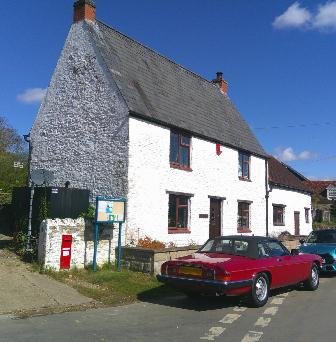 HelenRo88542779's tweet image. 📮Wishing you all a super Saturday. A lovely surprise to find this V👑R wall box at &apos;The White House&apos; in Radwell, Bedfordshire with a matching red car! #PostboxSaturday #Victorian #SpottedOnMyWalk