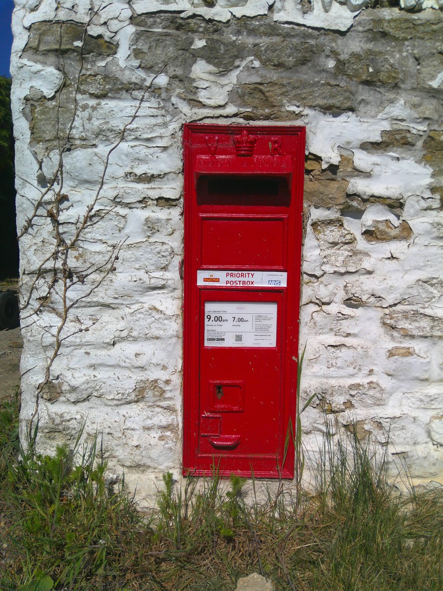 HelenRo88542779's tweet image. 📮Wishing you all a super Saturday. A lovely surprise to find this V👑R wall box at &apos;The White House&apos; in Radwell, Bedfordshire with a matching red car! #PostboxSaturday #Victorian #SpottedOnMyWalk