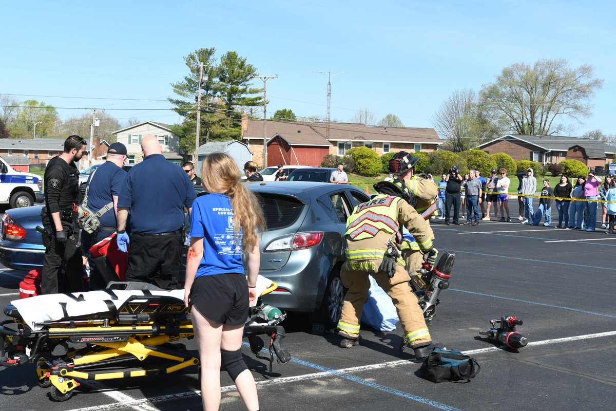 GreensburgFire's tweet image. Distracted driving is dangerous driving!

GCHS SADD &amp;amp; local first responders held a powerful prom-season demo today showing the tragic consequences of impaired driving. No one was hurt—red paint mimicked injuries. Thanks to all agencies involved! 🚓🚑🚒 #DriveSafe #PromSafety