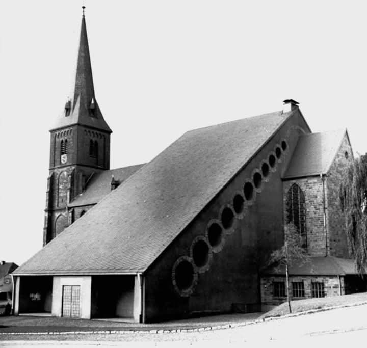 areasvellas's tweet image. "Extension to the design of Dominikus und Gottfried #Böhm of the Liebfrauenkirche...A transept of the small #church in Püttlingen, Germany, which was destroyed in the Second World War, was replaced in 1952 with a contemporary extension"...
#architecture #arquitectura