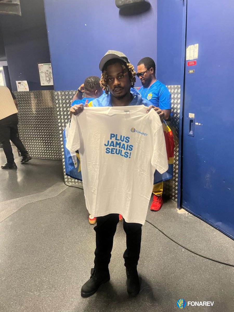 FonarevRDC's tweet image. « PLUS JAMAIS SEULS »,

parce que plus aucun enfant congolais, plus aucune femme congolaise, plus aucun homme congolais n’affrontera les affres de la guerre en étant seul(e).
Désormais, des voix s’élèvent partout à travers le monde, des cœurs s’unissent,
et des citoyens de tous…