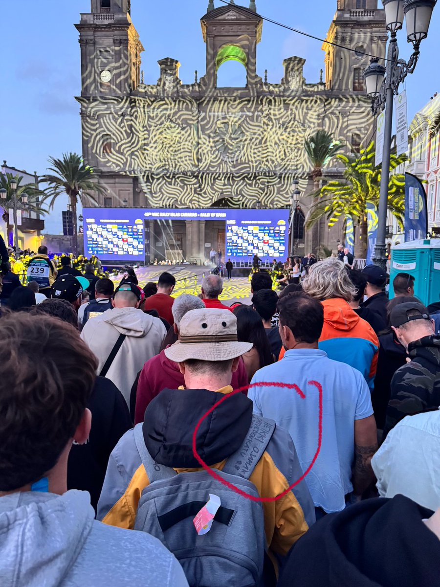 Has firmado muchas mochilas 😂 <a href="/Heikki360/">Xabier Sánchez</a> #WRC #RallyIslasCanarias