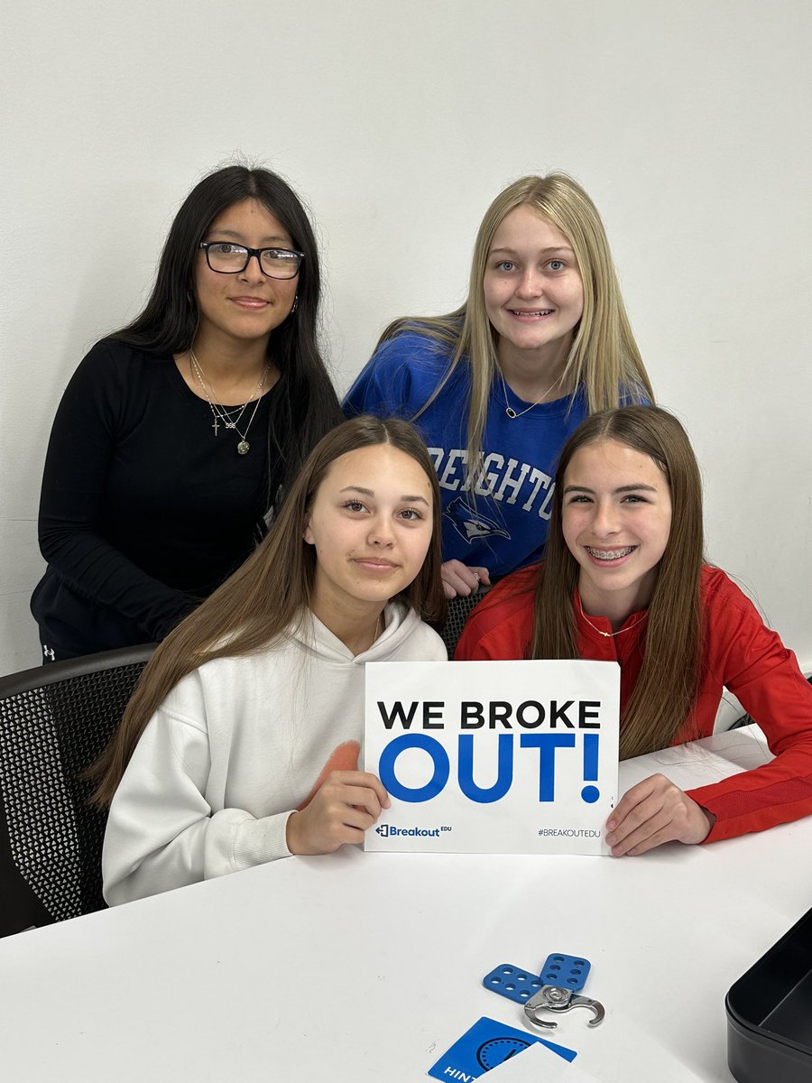 SrtaGauthier's tweet photo. Gracias a la Sra. Prasch for a great Breakout room experience en la clase de español 2 honores. ¡Todos escaparon! @MSHSactivities @m_south_hs https://t.co/Nuds3lll5e