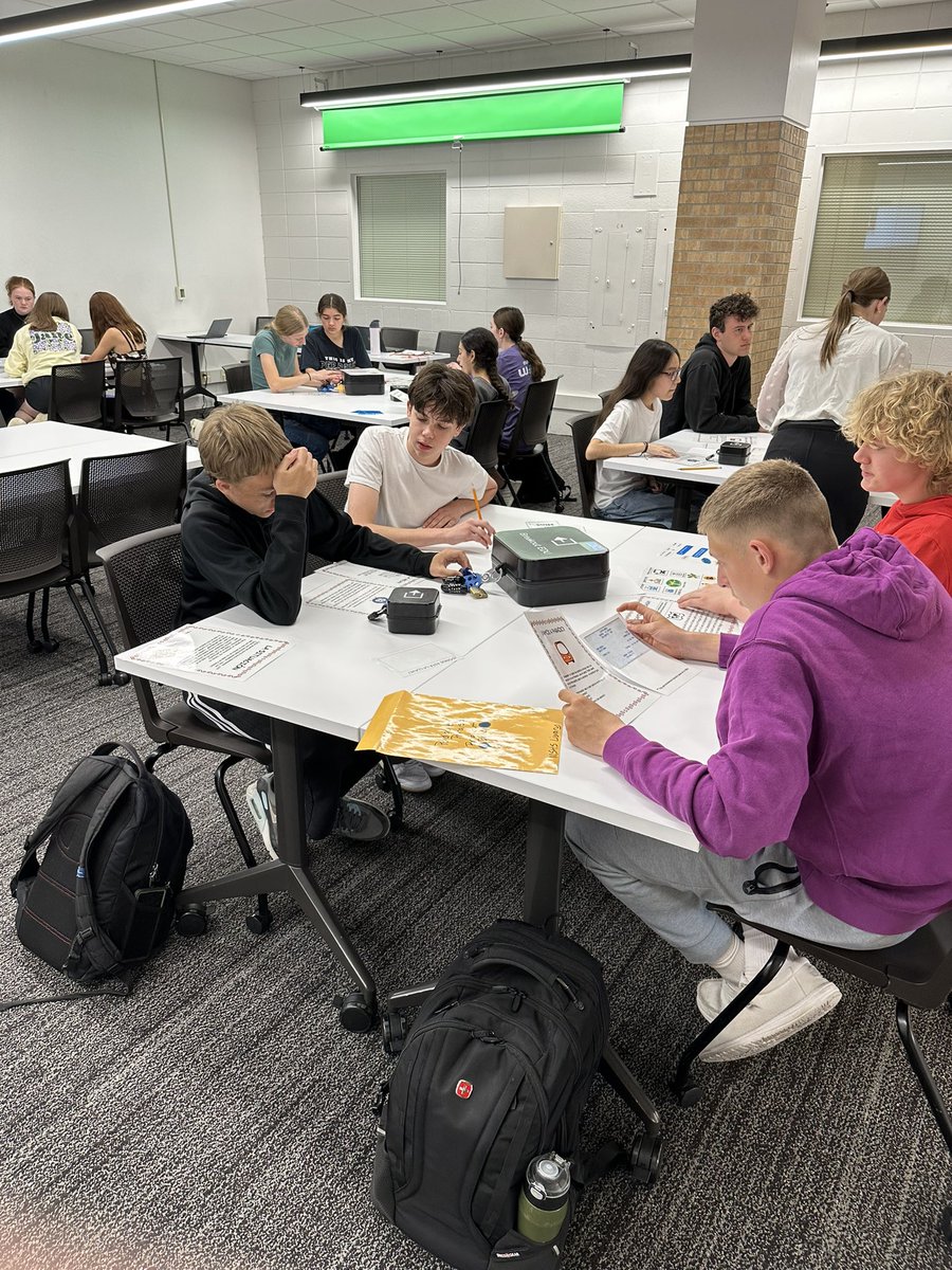 SrtaGauthier's tweet photo. Gracias a la Sra. Prasch for a great Breakout room experience en la clase de español 2 honores. ¡Todos escaparon! @MSHSactivities @m_south_hs https://t.co/Nuds3lll5e