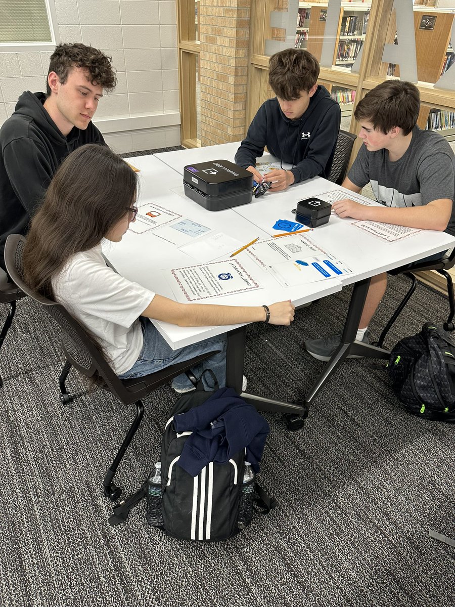SrtaGauthier's tweet photo. Gracias a la Sra. Prasch for a great Breakout room experience en la clase de español 2 honores. ¡Todos escaparon! @MSHSactivities @m_south_hs https://t.co/Nuds3lll5e