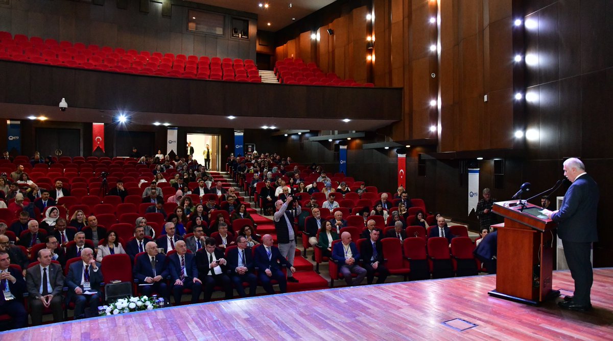 Bu yıl KTÜ ev sahipliğinde düzenlenen 26. Uluslararası Kamu Yönetimi Forumu'nda (KAYFOR 26),
"Karmaşık Bir Kamu Yönetimi Sorunu Olarak Kriz ve Afet Yönetimi: 2024 Trabzon Sel Afeti" başlıklı bildirimin sunumunu gerçekleştirdim.
Faydalı olması dileğiyle...
<a href="/tcktu1955/">KTÜ</a>