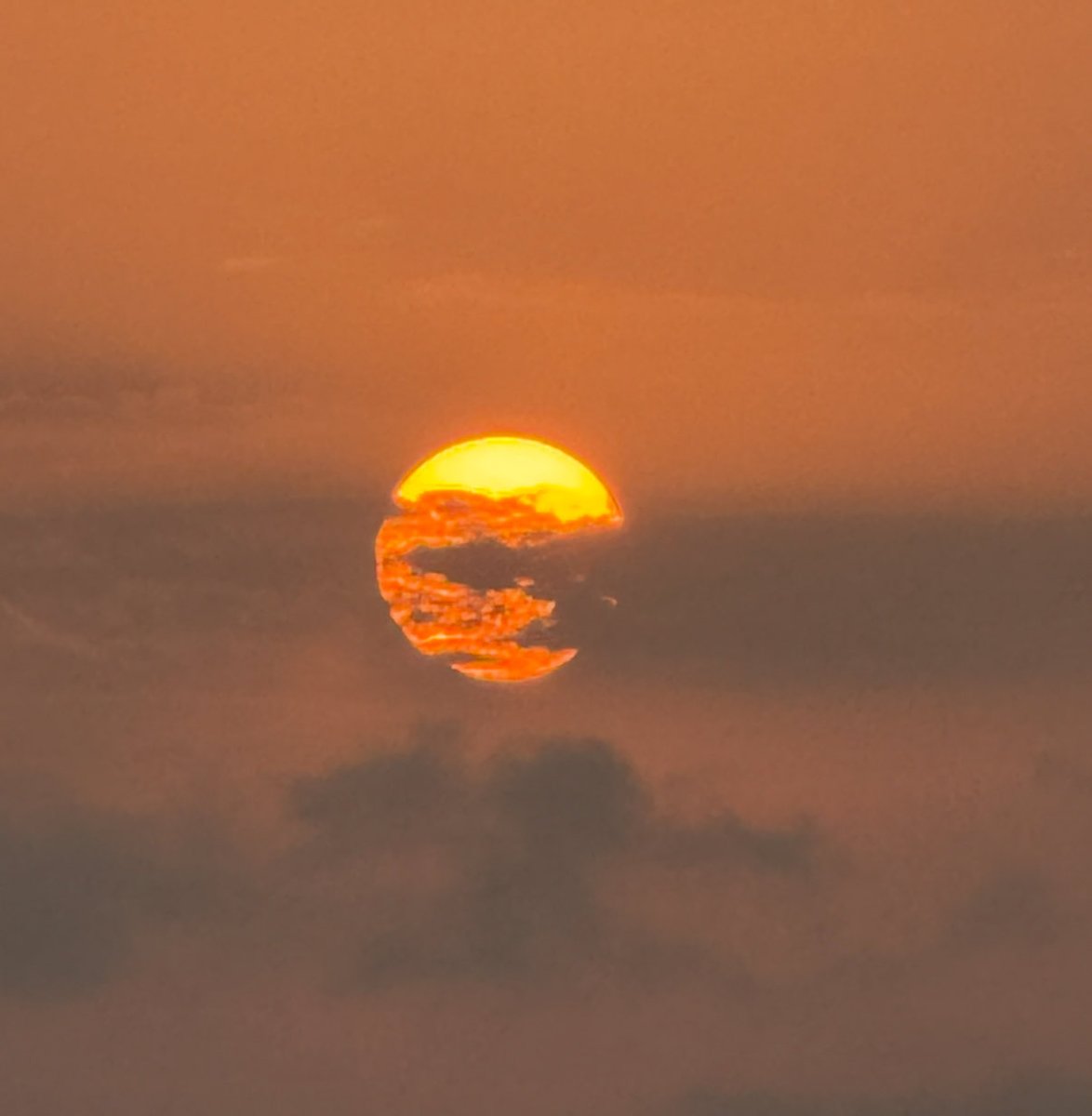 अब आ गई है सहर अपना घर सँभालने को
चलूँ कि जागा हुआ रात भर का मैं भी हूँ
             - इरफ़ान सिद्दीक़ी