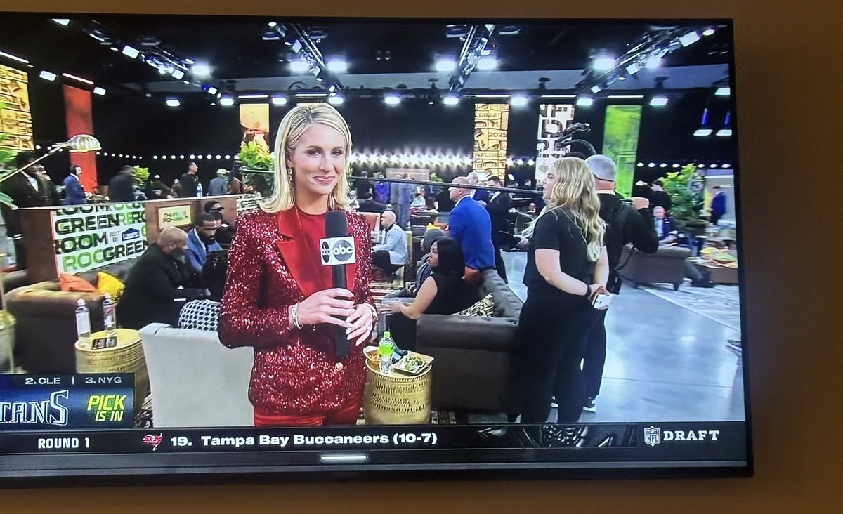 topdollah16's tweet photo. Is the #NFLDraft2025 green room in the clearance section @jordansfurn ? https://t.co/zpcKnyWdMP