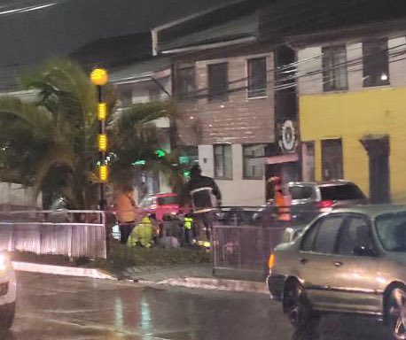 🔴AHORA | Mujer es atropellada en Avda Picarte con San Martin en Valdivia

La afectada se encontraría inconsciente, organismos de emergencia se encuentran en el lugar.

#LosRios #ValdiviaCL