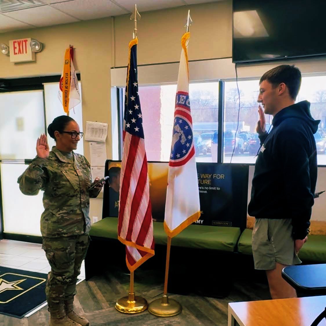 Former all-conference linebacker and 2024 GHS graduate, Dom Corso, today at his swearing in ceremony.  You make all Hustlin Hawks (past and present) PROUD, Dominic‼️🇺🇸🫡
#HawksForLife