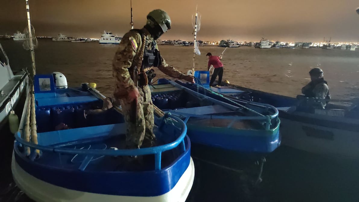 eluniversocom's tweet photo. #Militares incautan 1.000 #galones de #combustible en #muelle de #Manta https://t.co/zuYUybp2ud https://t.co/j1rrA0yHj7
