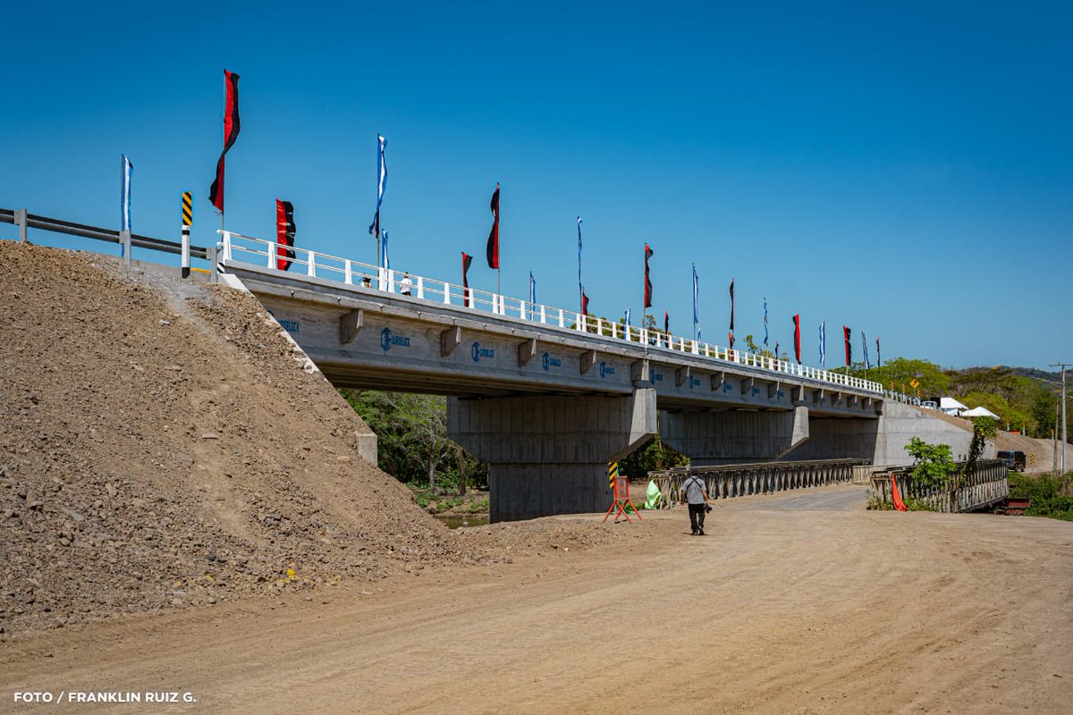 #Nicaragua 🇳🇮 || 🚧El Gobierno Sandinista por medio del MTI, entregó el nuevo Puente Sapoa en Cárdenas. Con 122 metros de longitud, esta obra fortalece la movilidad, impulsa el desarrollo local y mejora el bienestar de las familias de la zona.❤️🖤
