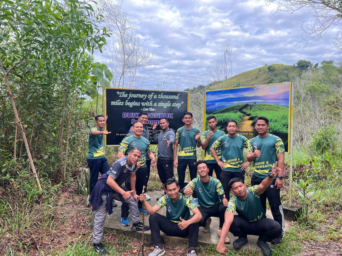 KdSundang's tweet photo. “Mendaki setinggi semangat, menjejak Puncak Bukit Botak!
Aktiviti mendaki Bukit Bonduk, Sepanggar bukan sekadar fizikal, ia lambang kekuatan, kerjasama &amp; semangat setiakawan warga KD SUNDANG.
#KDSundang #ServeAndVersatile #BukitBotak #Teamwork #NavyStrong https://t.co/UhB15KlsGV