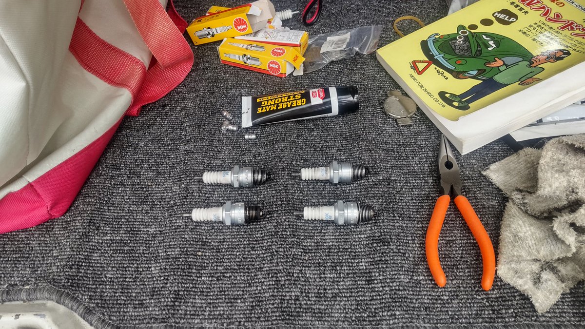 hossan_TK9004's tweet image. プラグが被ってたっぽいので交換。
3番と４番のプラグの根元が毎回オイルで汚れてるのが気になっている。。

1番と2番はそんなでもないんだけれども。
#vwtype2 #vwbus