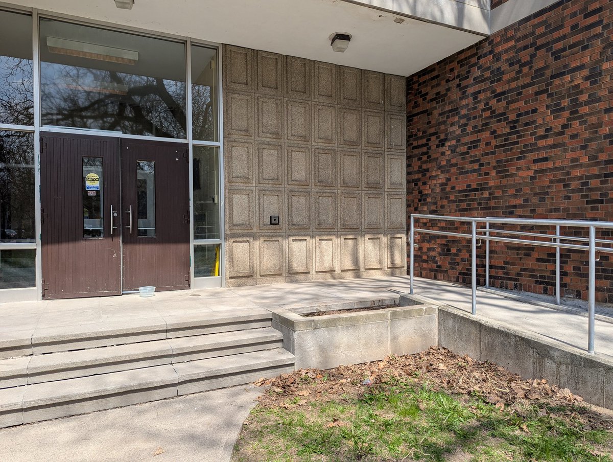 We researched and chose native plants like Black-eyed Susan to our school flower bed. They are not only better suited to our climate, but also support local pollinators and ecosystems. #EarthDay <a href="/CParadise_HWDSB/">Cootes Paradise ES</a>