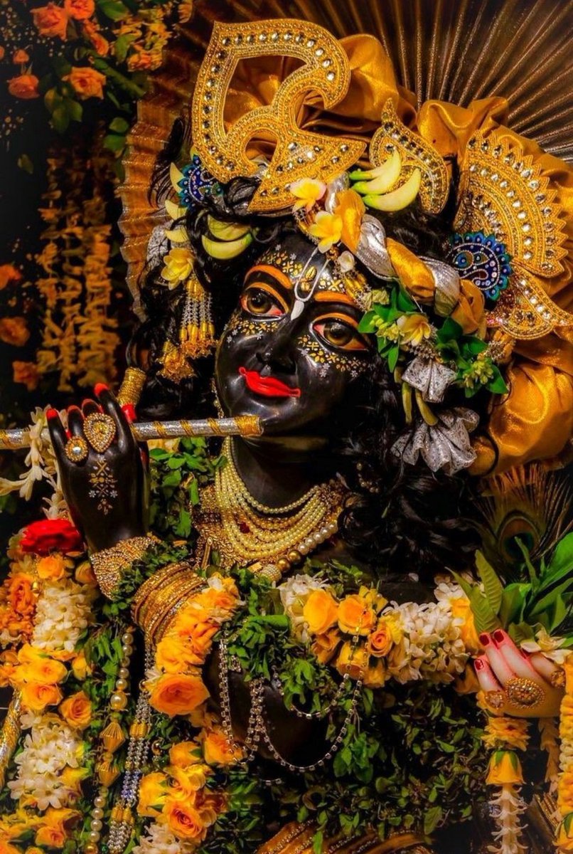 जहाँ श्रीकृष्ण के हाथ में बंसी हो, वहाँ हर दिल में रास बसता है।🌿