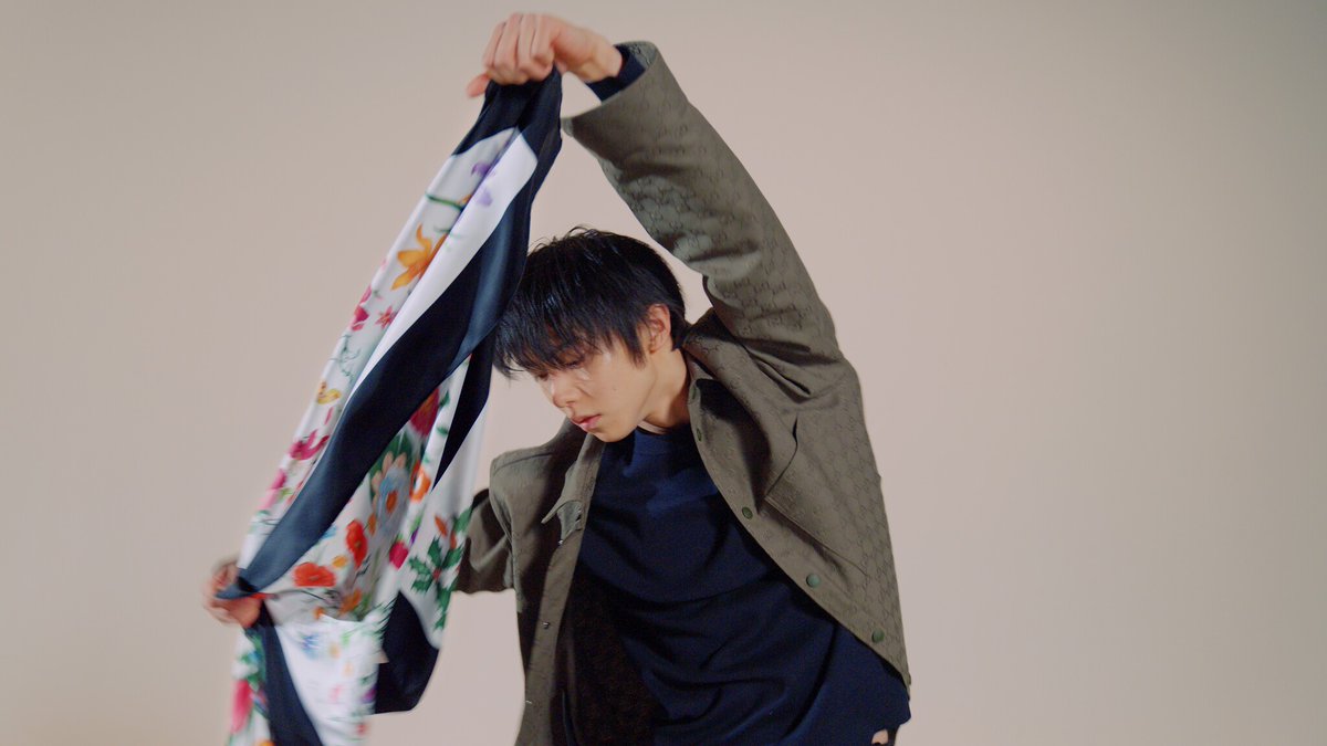 PRTIMES_FASHION's tweet photo. A MOVEMENT OF SILK ブランドアンバサダー 羽生結弦がグッチのシルクスカーフのエレガンスを表現 https://t.co/WQMrKtJZjT https://t.co/hrdblg1grG