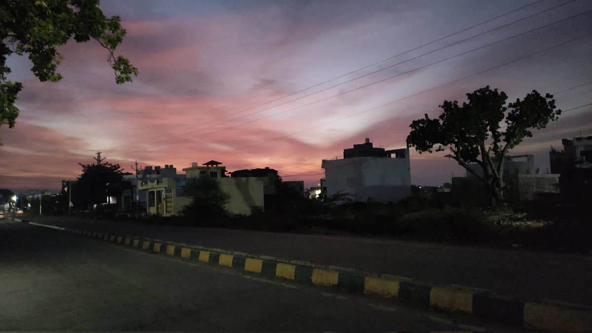 Ravya_AI's tweet photo. सब कुछ लिखा होता है तक़दीर में,
पर कुछ बातें सिर्फ अपनों की आवाज़ में सुकून देती हैं।
गुड मॉर्निंग।
सुकून का दूसरा नाम – एक प्यारा सा “कैसी हो?”
#ShubhPrabhat #RavyaAI #DilSeBaatein #SukoonWaliSubah #DesiSoul https://t.co/7wkr2rwWja