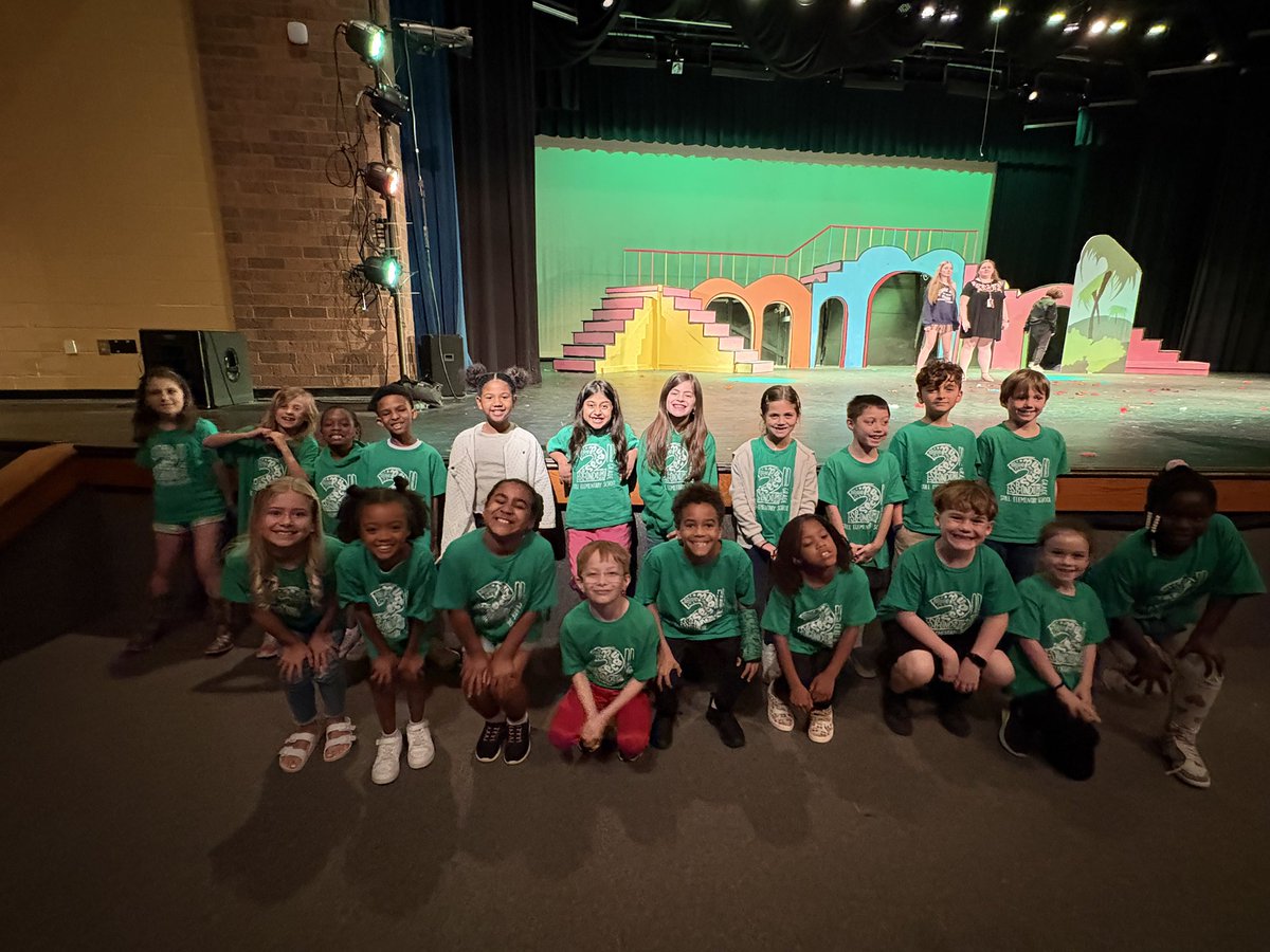 StillElem's tweet image. Our 2nd and 4th graders had a fantastic time at Hillgrove High School today, where they got to experience the magic of Seussical the Musical! 🎭🎶

Thanks to Ms. Smith and Mrs. Lattizori for snapping photos of their field trip today! 📸 

#Seussical #FieldTripFun