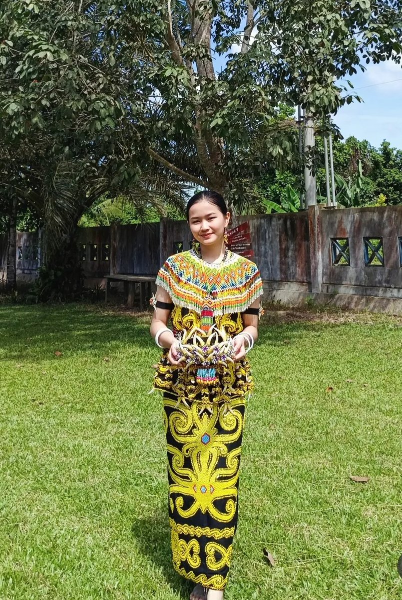 Suku Dayak adalah kelompok etnis yang memiliki budaya dan adat istiadat yang kaya dan beragam.