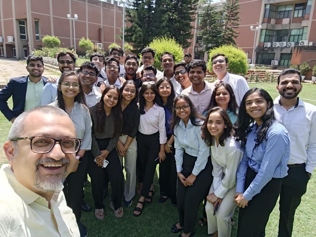 Every year the graduating class #MSQE asks me whther they are the best batch :) - bcoz i once said that about a particular batch. My answer- they were the best econ batch in India for 2023-2025. All the best to them as they move on 2 the nxt stage of life #EconISIDelhi
