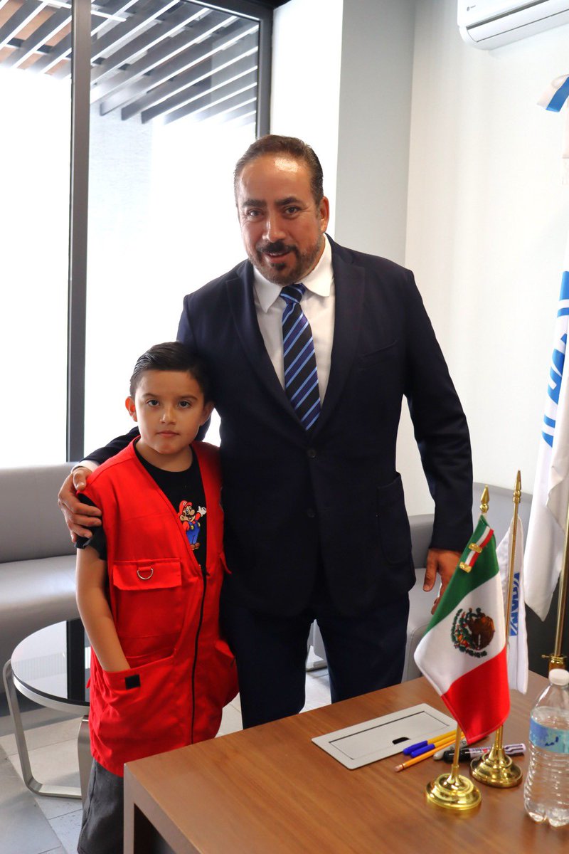 rafamicalco's tweet photo. Este amiguito se llama Fernando; llegó a entrevistarme a mi oficina el día de hoy; parece pequeño pero es un GRANDE ! https://t.co/wC8tZK2mHL