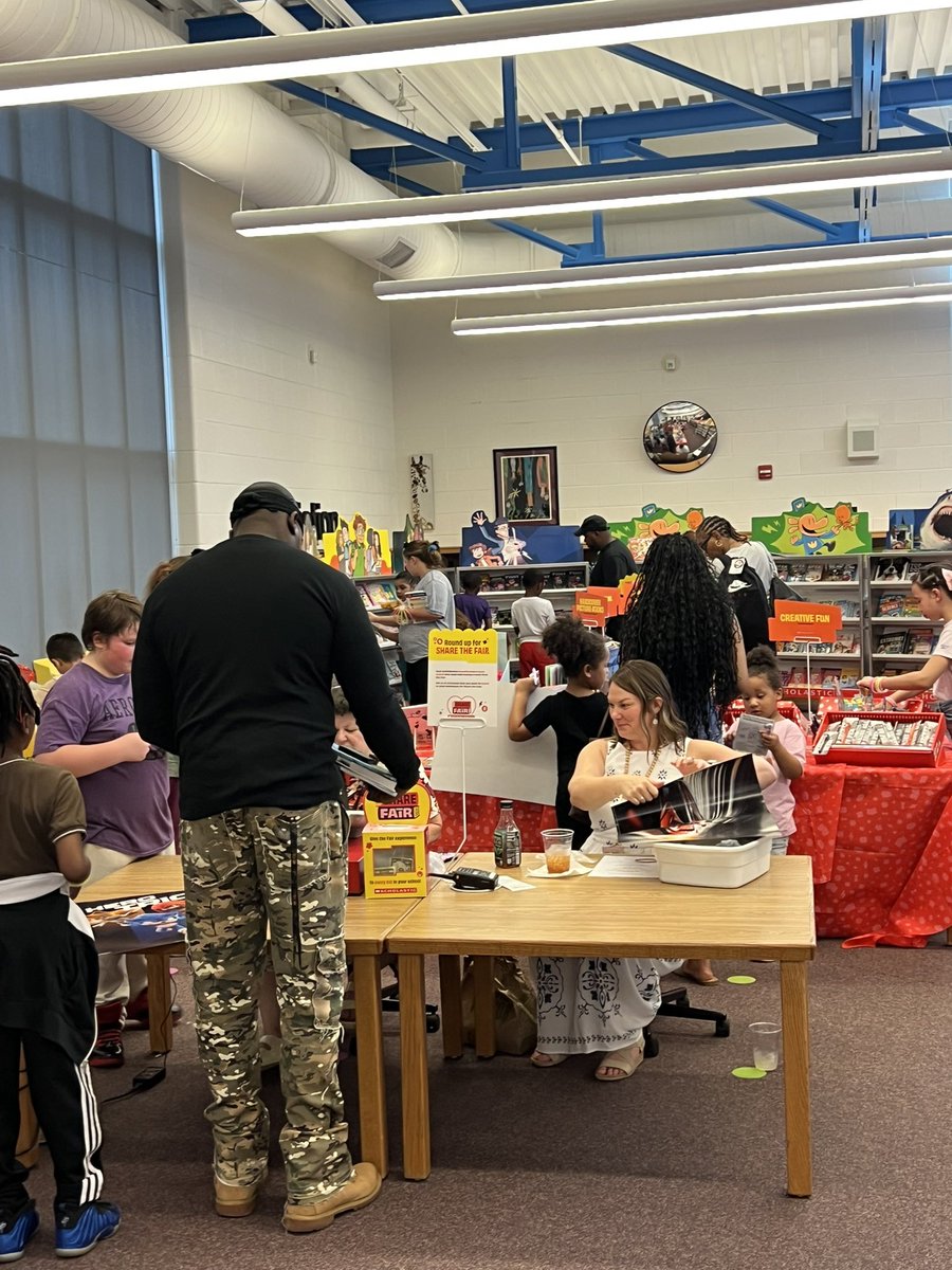 CHornNBCT's tweet photo. Tonight was Cane Run’s Glow Dance Party to promote summer reading, our bookfair and kick off KSA testing! We danced, enjoyed consessions from the PTA, had dance contests, gave away books, prizes and baskets! Go @CaneRunCougars ! @canerunfrc https://t.co/ngeM40EZAQ