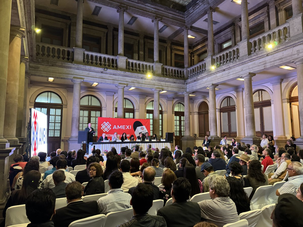 CarlosLaraM81's tweet photo. 🔴 AHORA: Se presenta de manera formal la Agencia Mexicana de Información (@AmexiNoticias). #AMEXI esta llamada a ser una alternativa independiente a los medios privados y la propaganda gubernamental. El evento se llevó a cabo en el Club de Periodistas en la #CDMX. https://t.co/lNdoLjtScP