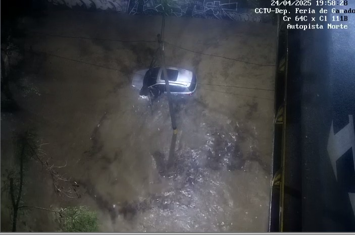 movilidad_med's tweet photo. ⚠️Se presenta inundación en Cr 64 con Cl 111B, a la altura del Deprimido Feria de ganado; por desborde de la quebrada. Recomendamos no transitar por el lugar y tomar vías alternas. https://t.co/Jkw6mn0YZ2