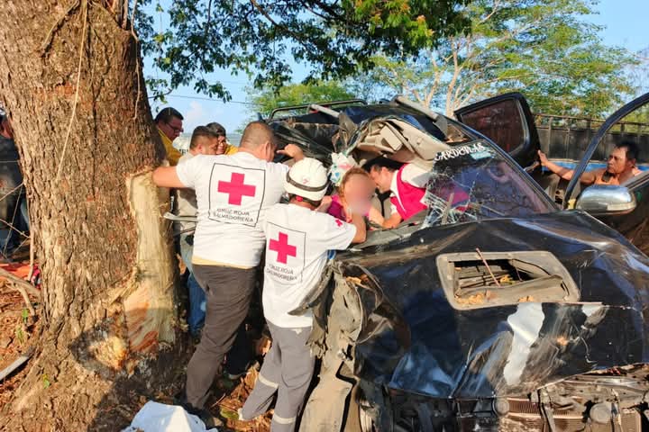 #ENDESARROLLO: Percance vial en carretera de Mercedes Umaña a Berlín, Usulután Norte, deja sin vida a: Oscar Amadeo Cardenas Henriquez, de 16 años; madre del menor identificada como: Maria Teresa Enriquez Vda. de Cárdenas, quedo atrapada entre los hierros, con graves lesiones.