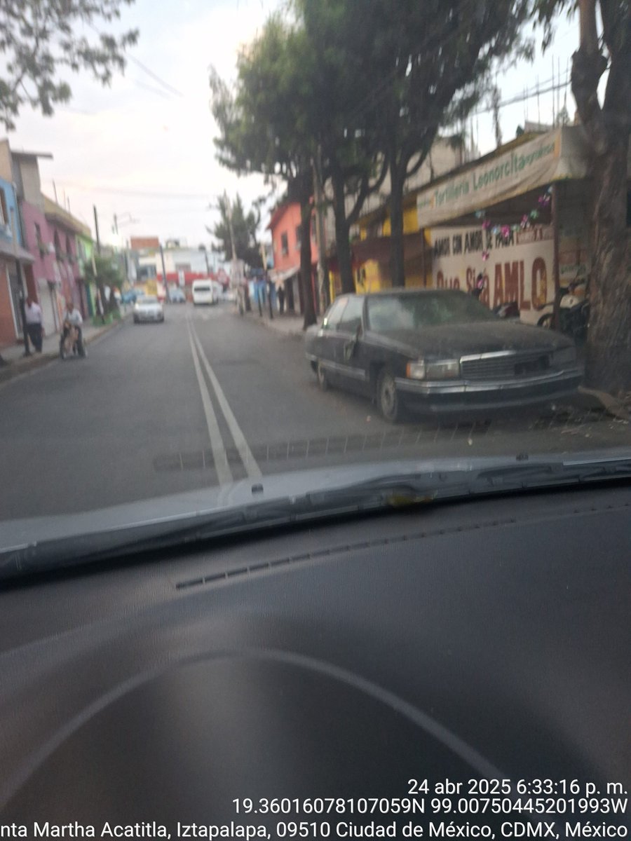 georgeeecom's tweet photo. @UCS_GCDMX @Alc_Iztapalapa Sigue obstruyendo el paso este vehículo abandonado en vía pública y en horas de mucha afluencia genera demasiado tráfico  @C5_CDMX @TransitoCdMx https://t.co/Fjv251COyc