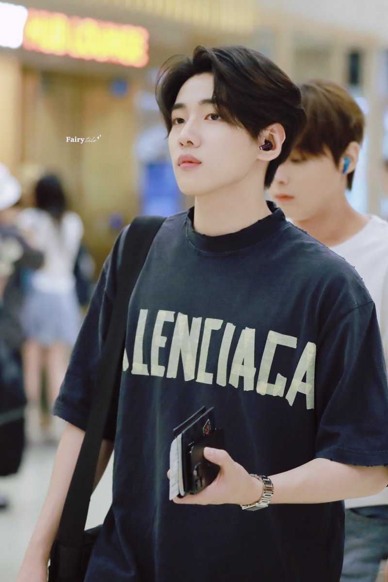 나폴리탄괴담. .
두 남자가 해외로 갈 때
절대, 손목을 보지마세요.
경고햇습니다.