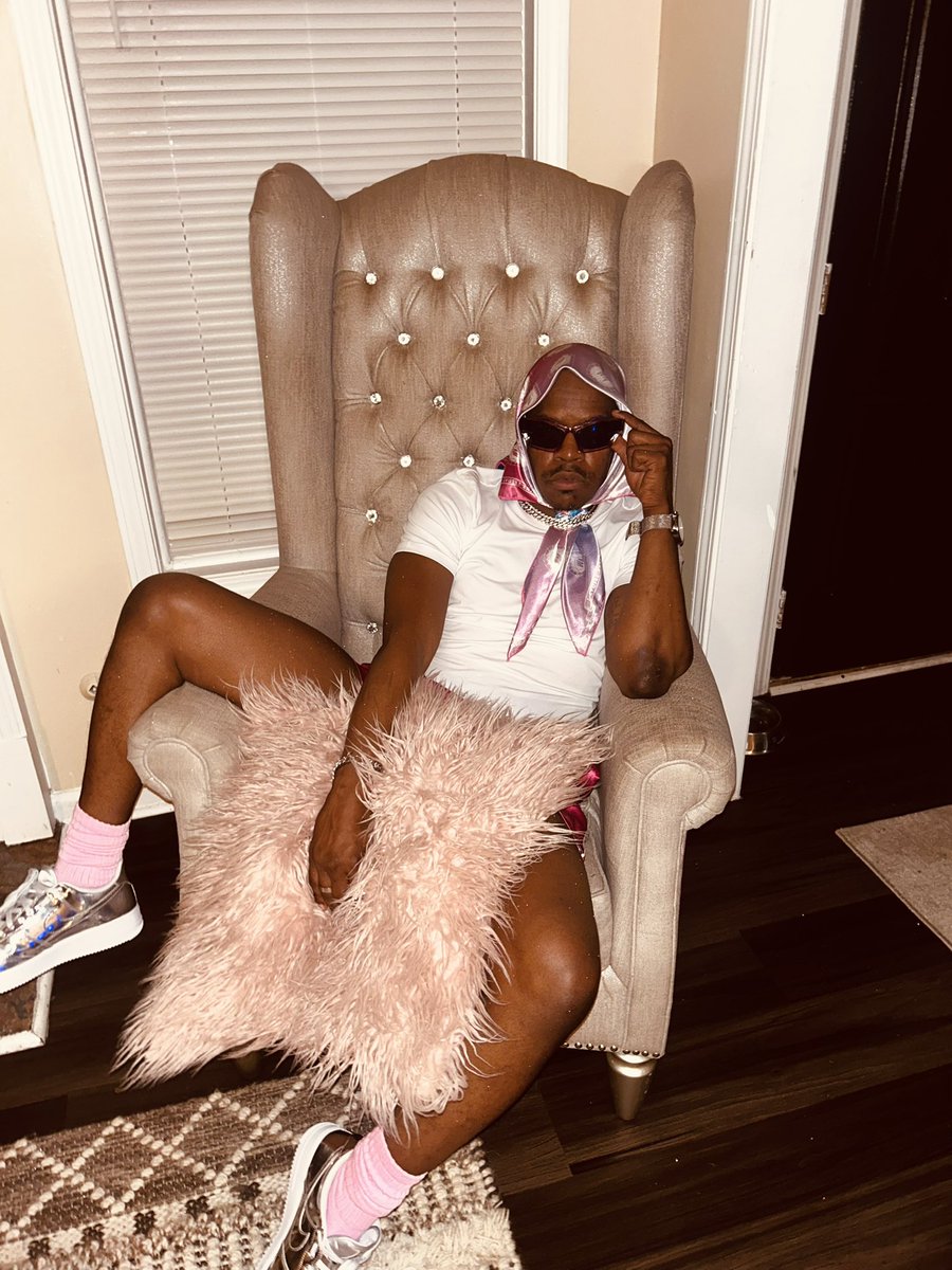 Fame_of_ny91's tweet photo. Had to throw on the PF2 scarf!
@NICKIMINAJ  you know I had to!
Love you queen! #BlackBarbie #NickiMinaj #barbz  #everythingpink #getintoit #fresh https://t.co/oON2JY7kT2