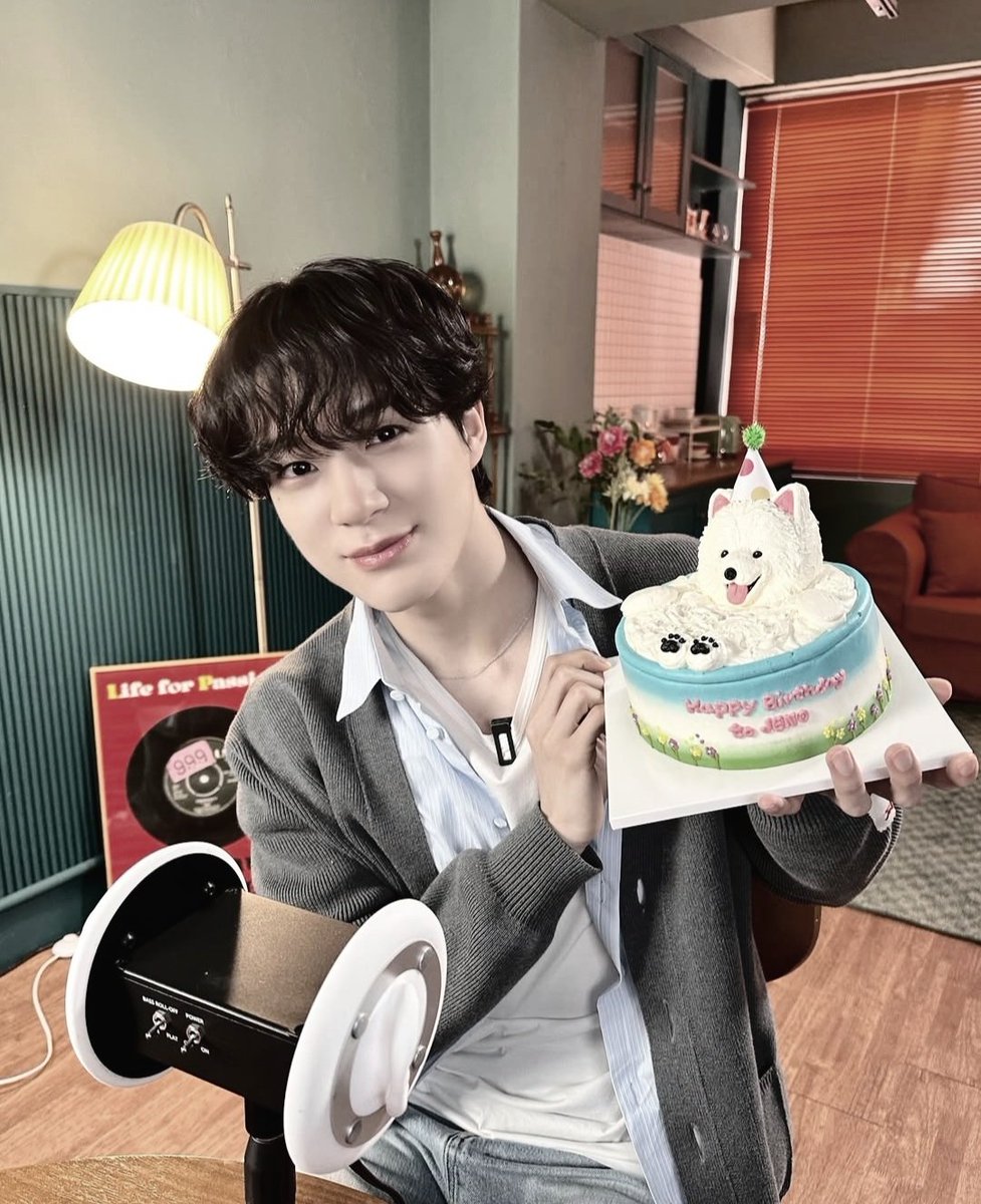 Yoonsevo's tweet image. To my brother, the human Samoyed: Birthday cheers! May your day be packed with happiness and all you love. Your smile is contagious, have a fantastic one. 💨