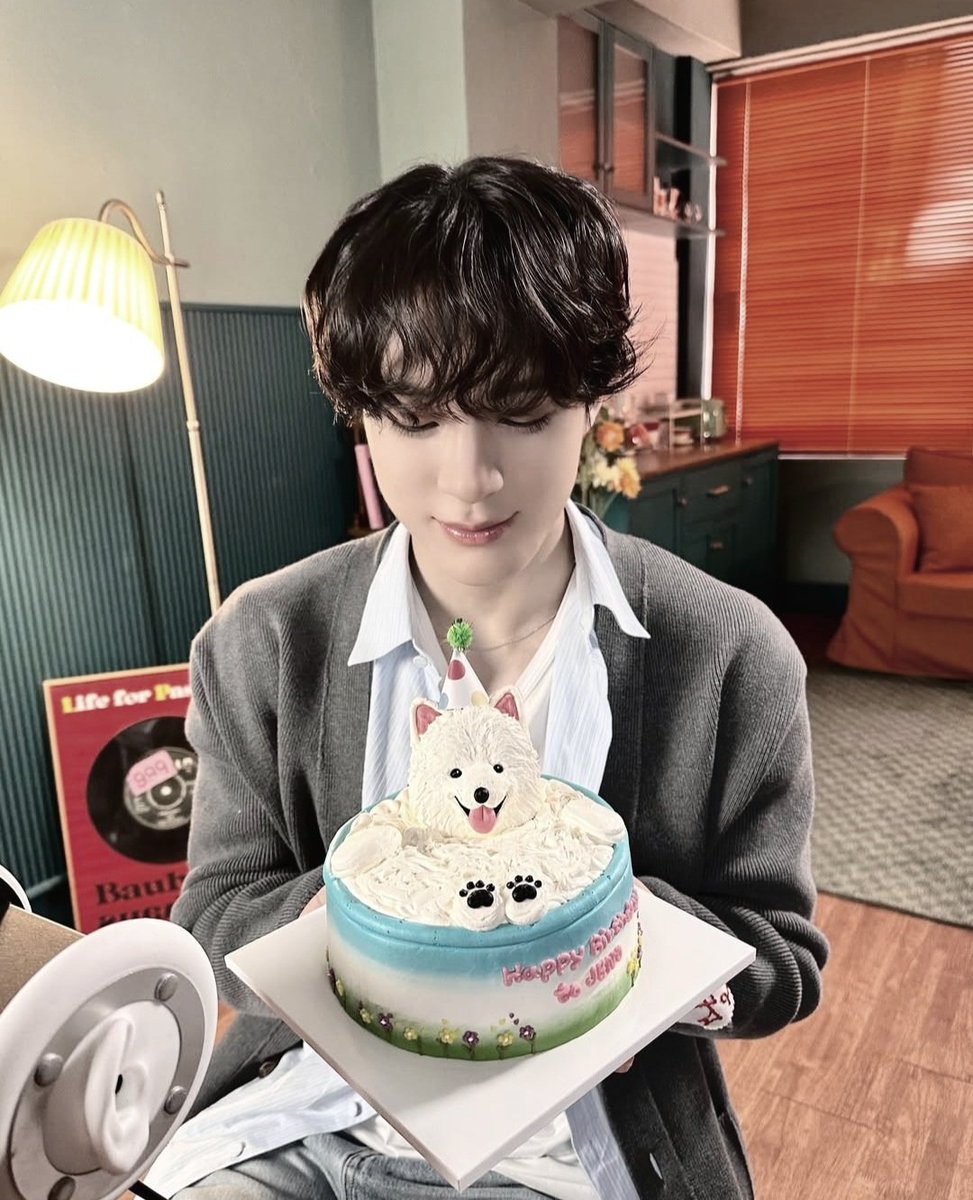 Yoonsevo's tweet image. To my brother, the human Samoyed: Birthday cheers! May your day be packed with happiness and all you love. Your smile is contagious, have a fantastic one. 💨