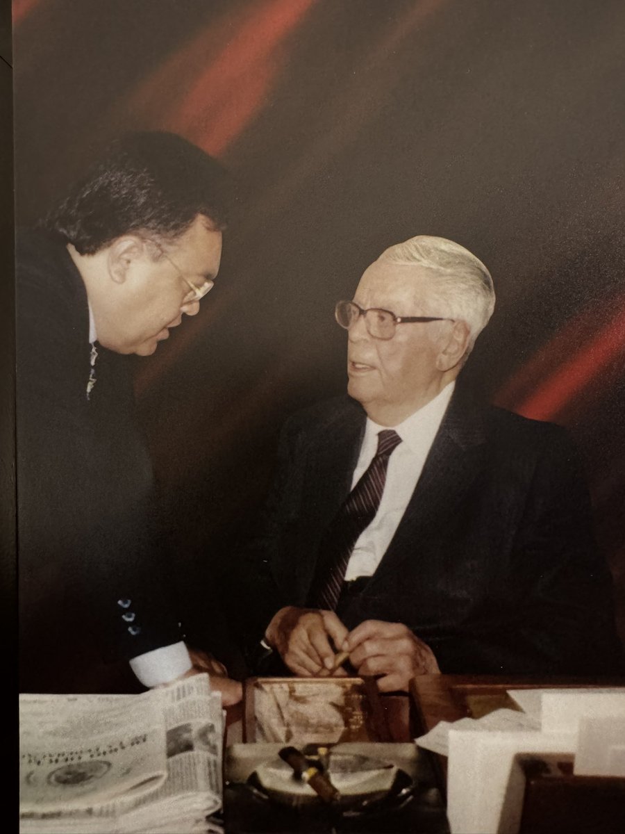 Hoy los trabajadores cetemistas celebramos el 125 aniv. del natalicio de un gran mexicano, defensor de la clase trabajadora, como lo fue DON FIDEL VELÁZQUEZ. Su integridad y compromiso de clase será recordada por la clase obrera. 
Fue un privilegio haber trabajado a su lado.