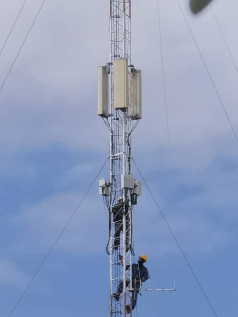Trabajadores de <a href="/ETECSA_Cuba/">ETECSA</a> en #Granma laboran en radio base de la localidad Vado del Yeso, lo que permite multiplicar la capacidad de conectar usuarios a la red LTE. #EtecsaConCuba #PorCubaJuntosCreamos <a href="/ElbaBallate/">Elba Rosa Pérez Ballate 🌹🇨🇺🌴</a> <a href="/FonsecaOsmely/">Osmely Yudinich Fonseca Rosabal</a> <a href="/YudelkisOrtizB/">Yudelkis Ortiz Barceló</a>