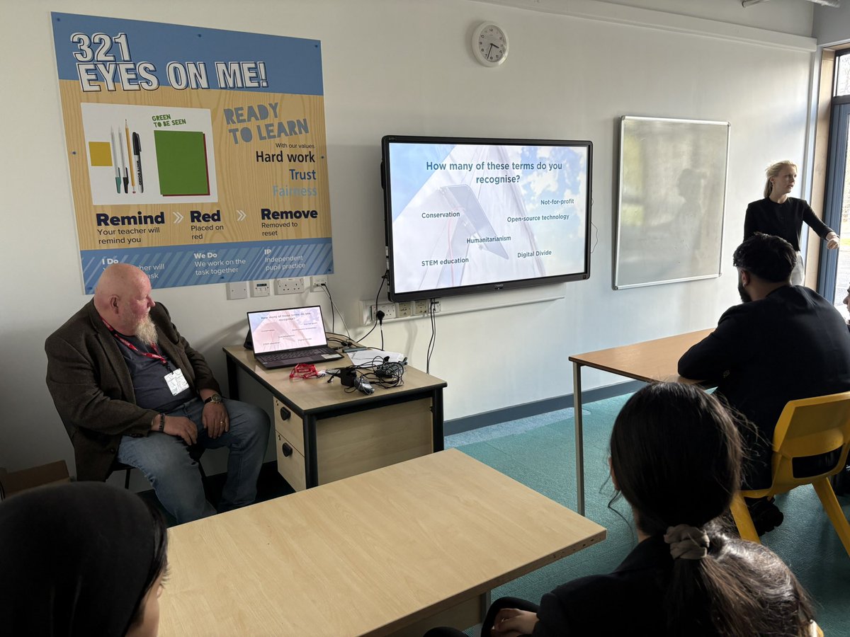 MHCC_PVoices's tweet photo. Lala Stuart the founder of the Positive Voices concept and Carrie from Arribada Initiative based in London came to meet PV 13 and 14. Arribada work with rural communities in Uganda and Cameroon in Africa providing open and accessible conservation technologies. @MarsdenHeights https://t.co/5bF7oRG9Me