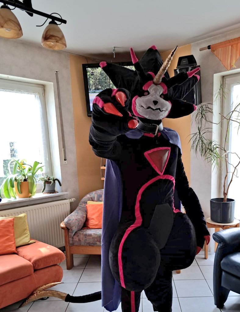 First time putting my full fursuit on !
I don't have the feet for my fursuit yet, they will be sent to me. 
And I have the spikes for my knees, but I don't have them on yet ^^"
Got really big and strong thighs 
^w^