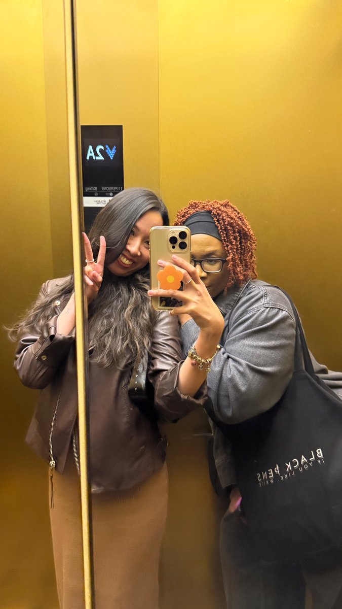 PimsupaW's tweet photo. This is also a @OnyiWrites stan account. You, too, are even more delightful in person! ♥️
If you haven’t read Onyi’s two amazing novels, please do so at once! 📚 #SomedayMaybe #AllowMeToIntroduceMyself https://t.co/X4ypP2L6TO