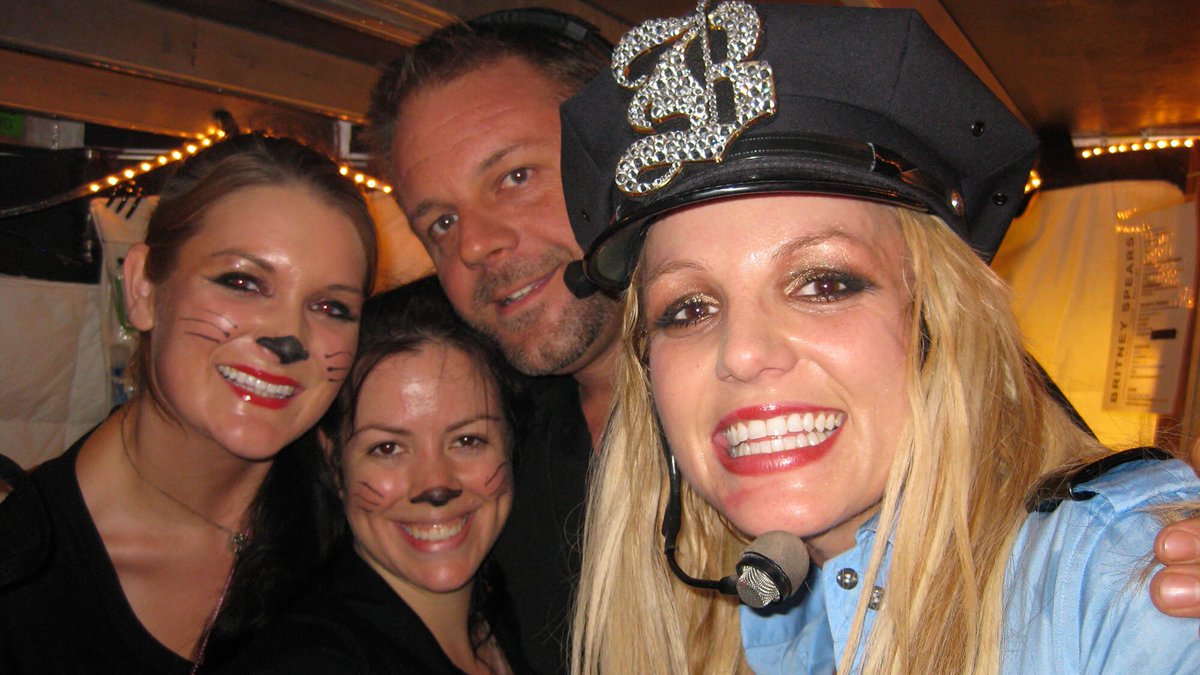 angelicbritney's tweet photo. britney backstage during the circus tour (2009) https://t.co/PIPgwGPofV