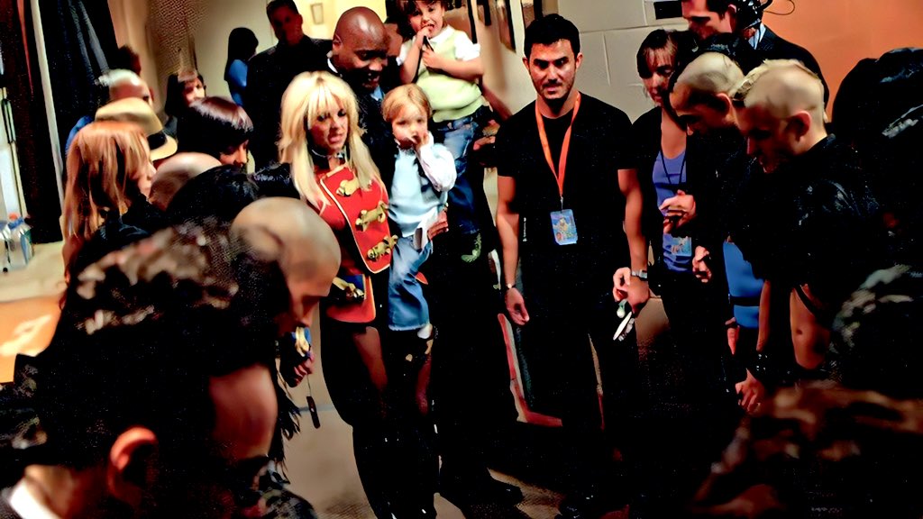 angelicbritney's tweet photo. britney backstage during the circus tour (2009) https://t.co/PIPgwGPofV