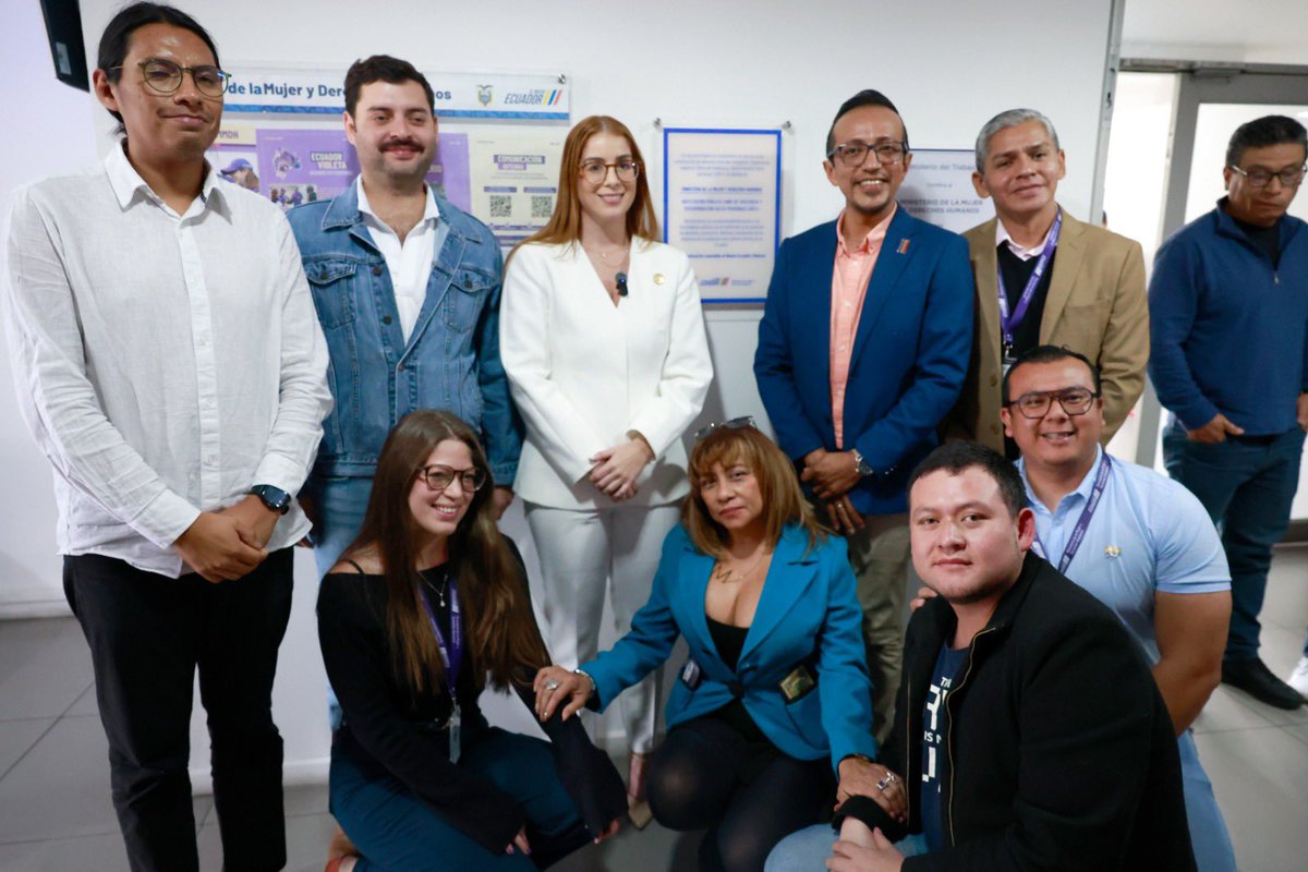 DDHH_Ec's tweet photo. Nos formamos con compromiso para ser una Institución Pública Libre de Violencia y Discriminación hacia las personas LGBTI+.

Construimos espacios seguros y libres de violencia para la población sexo género diversa. 

¡#ElNuevoEcuador diverso se consolida! https://t.co/1X9F9Y5oHE