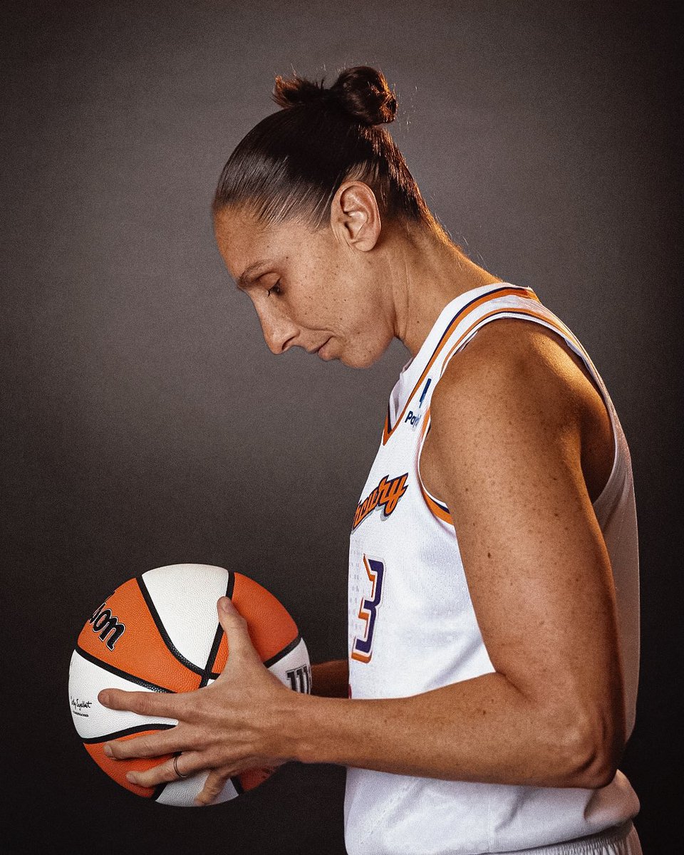 Winsidr's tweet image. The bun never dies, it just reinvents itself 😈
2️⃣ 2️⃣ days ‘til the 2025 season tips off 🗓️